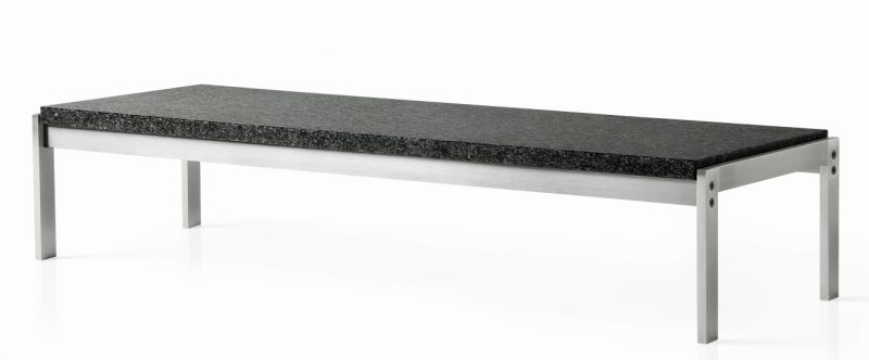 PK62 Couchtisch von Fritz Hansen mit schwarzer Granitplatte und Stahlgestell. Design Couchtische.